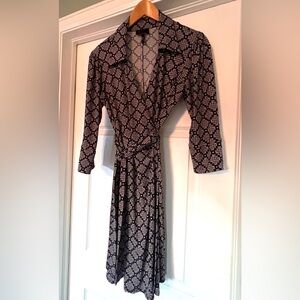 Laundry by Shelli Segal-Elegant navy blue, tan and White Patterned Wrap Dress